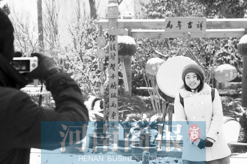 紫荊山公園里布置喜慶，引來不少游客合影留念。記者 楊東華/攝