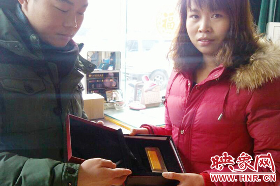 鄭州公交車(chē)長(zhǎng)撿到價(jià)值3000元“金條”物歸原主