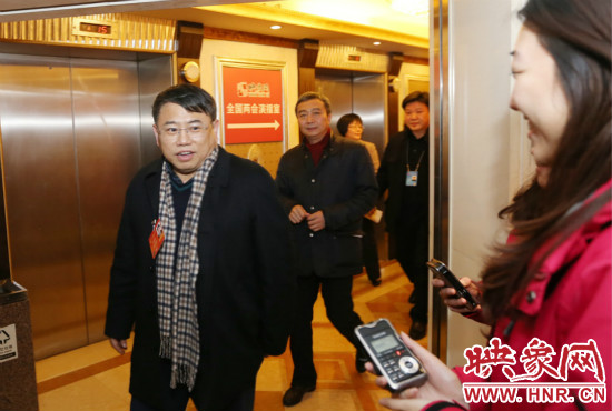 朱夏炎視察映象網(wǎng)全國兩會(huì)北京演播室 寄語爭做第一 朱夏炎視察映象網(wǎng)全國兩會(huì)北京演播室 寄語爭做第一