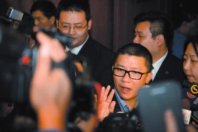 3月10日23時(shí)許，與馬航失聯(lián)航班部分乘客家屬乘坐同一航班的乘客在北京首都機(jī)場(chǎng)辦理值機(jī)手續(xù)。新華社