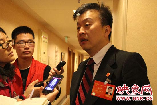 全國人大代表、中央電視臺綜藝頻道節(jié)目組主持人、河南省青聯(lián)榮譽副主席張澤群