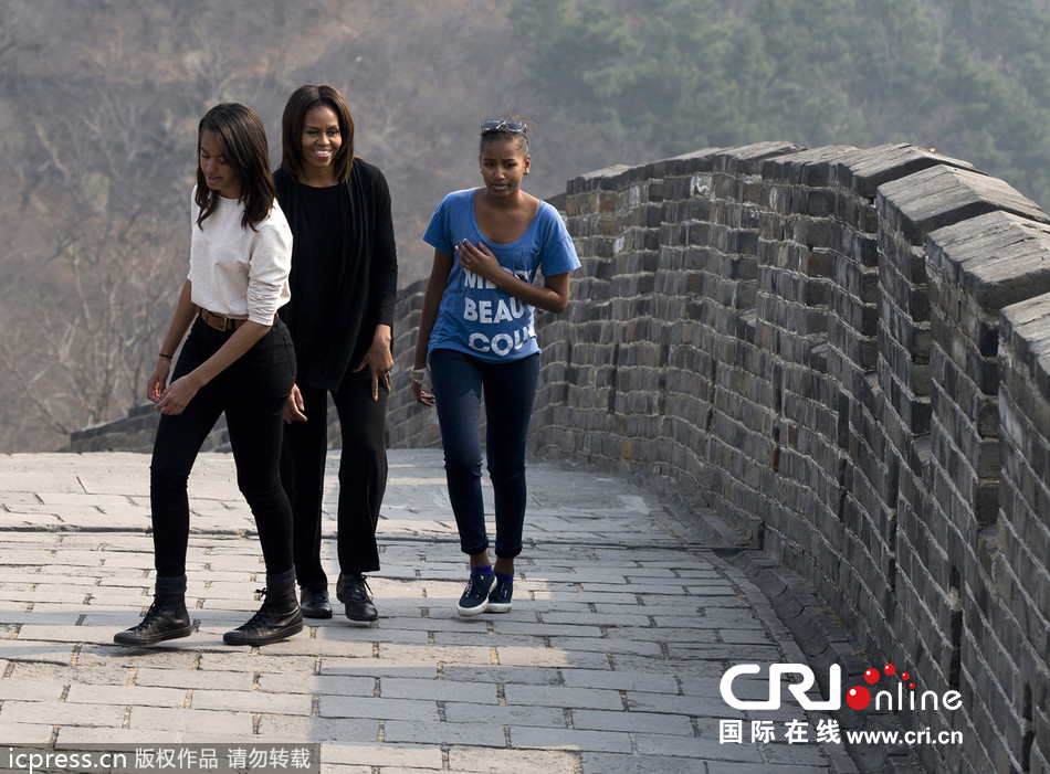 美國第一夫人米歇爾和兩個(gè)女兒登慕田峪長城