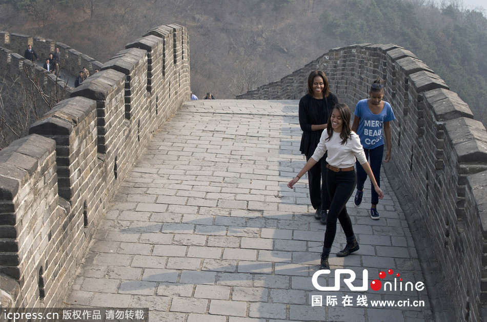 美國第一夫人米歇爾和兩個(gè)女兒登慕田峪長城