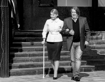 3月27日，烏克蘭基輔，前總理季莫申科在朋友的陪伴下赴新聞發(fā)布會(huì)現(xiàn)場(chǎng)，宣布將參加烏克蘭總統(tǒng)選舉。