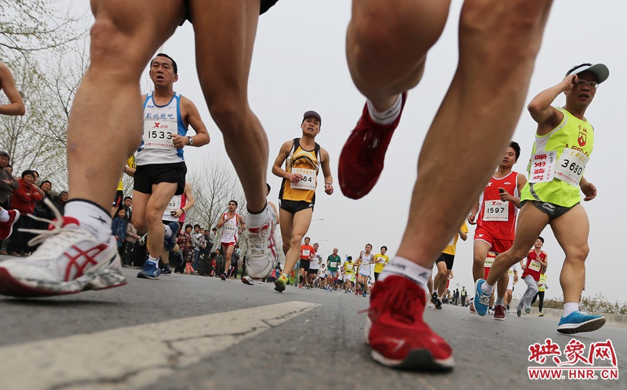 約五公里處，選手們已經(jīng)拉開了距離。