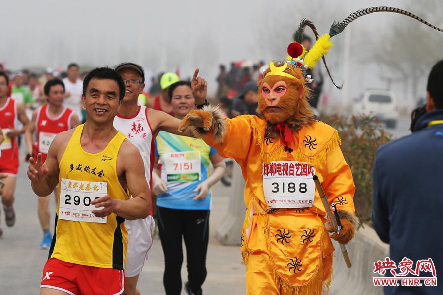 “大圣”不翻跟斗改長跑了。