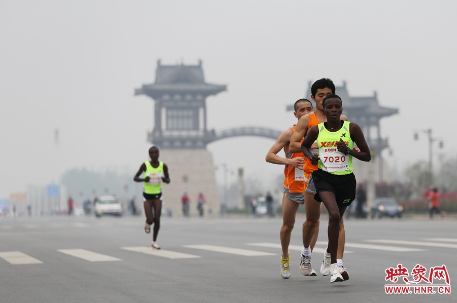 選手進入開封市區(qū)。