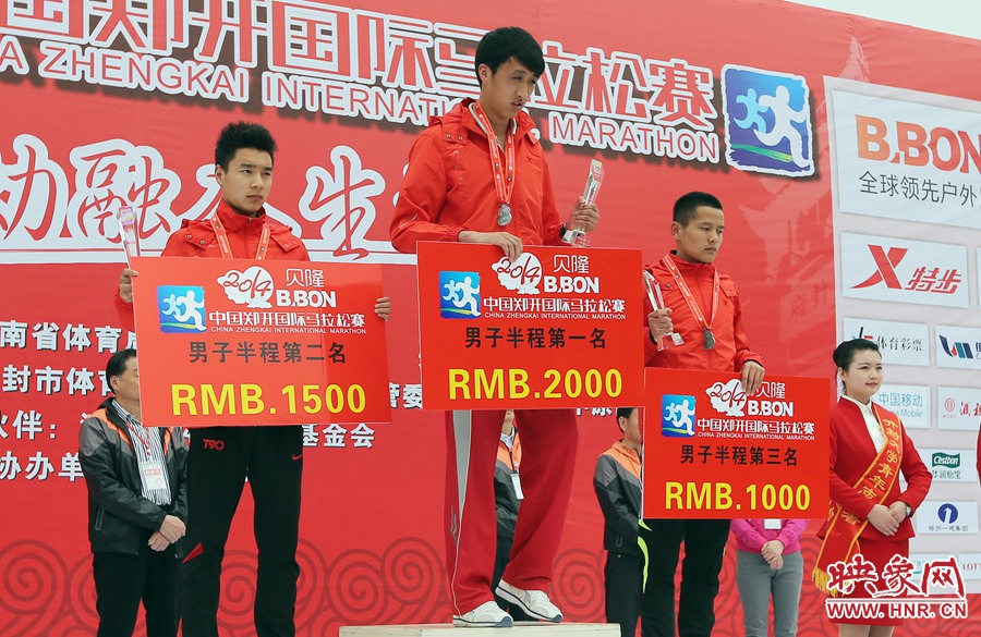 男子半程前三名選手。