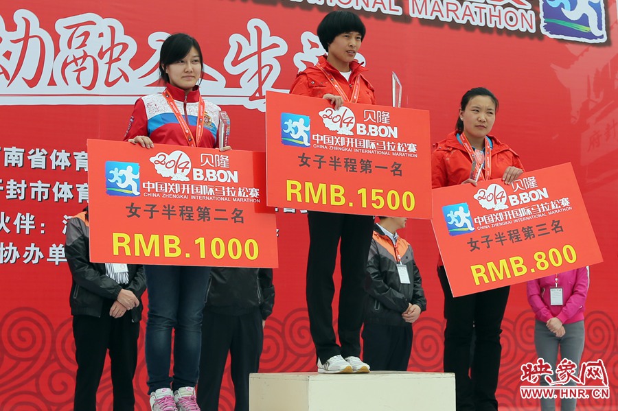 女子半程前三名選手。