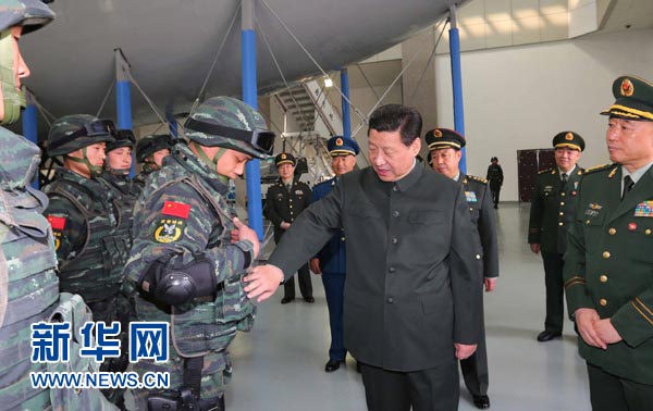 這是習(xí)近平同特戰(zhàn)隊員親切交談，詳細(xì)詢問他們的教學(xué)訓(xùn)練和生活情況。