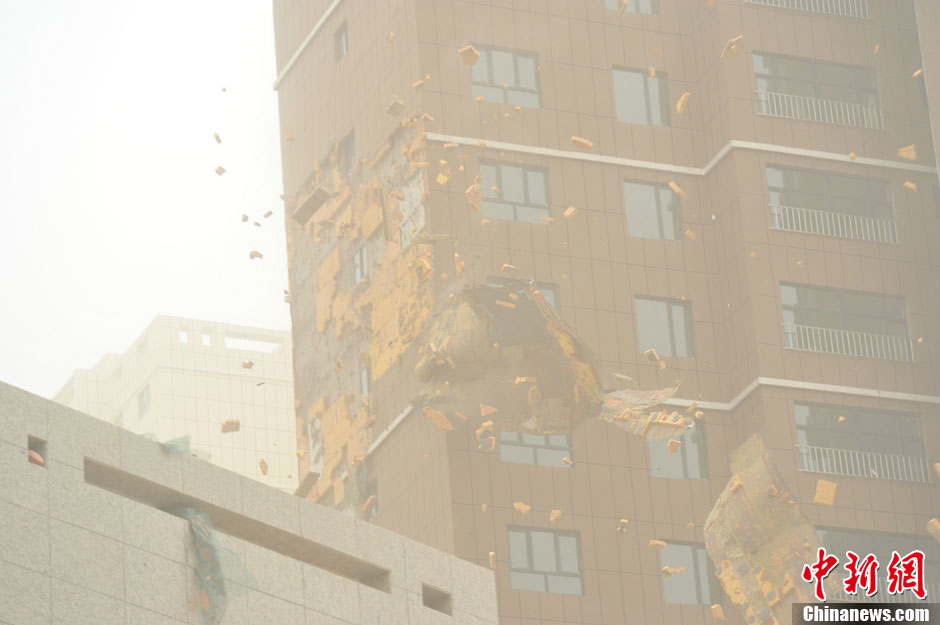 4月23日，受強冷空氣影響，新疆哈密出現(xiàn)出現(xiàn)強沙塵和降溫天氣，部分路段能見度不足50米