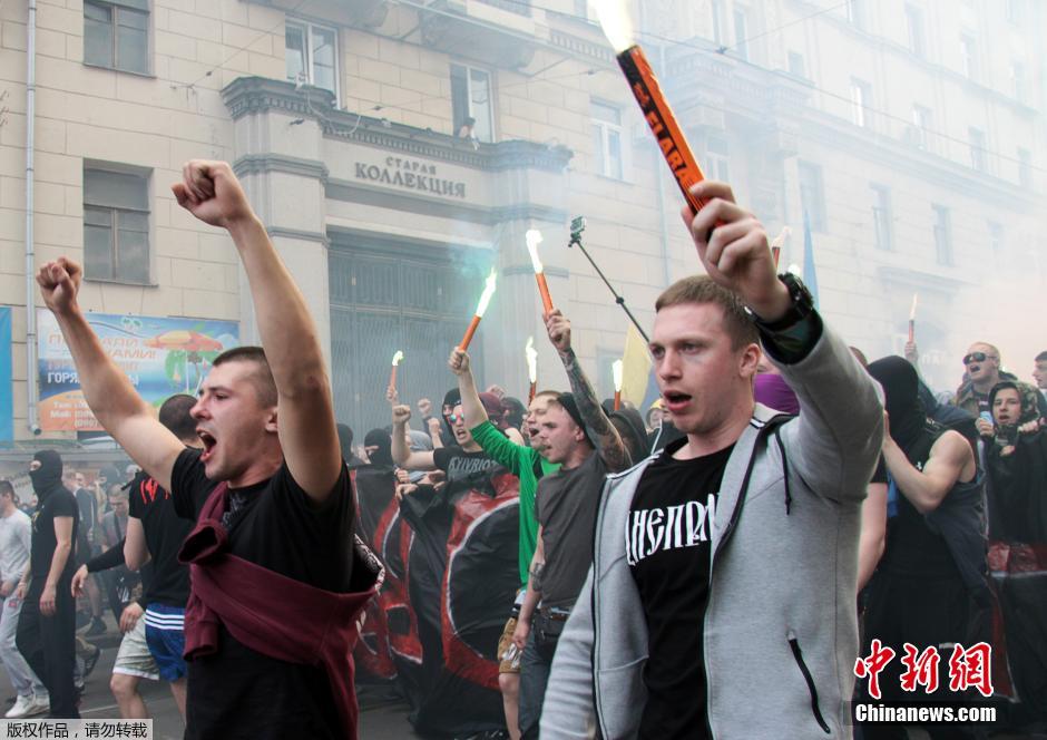 當(dāng)?shù)貢r(shí)間4月28日，烏克蘭哈爾科夫，親歐民眾和親俄民眾在街頭示威時(shí)發(fā)生大規(guī)模沖突。
