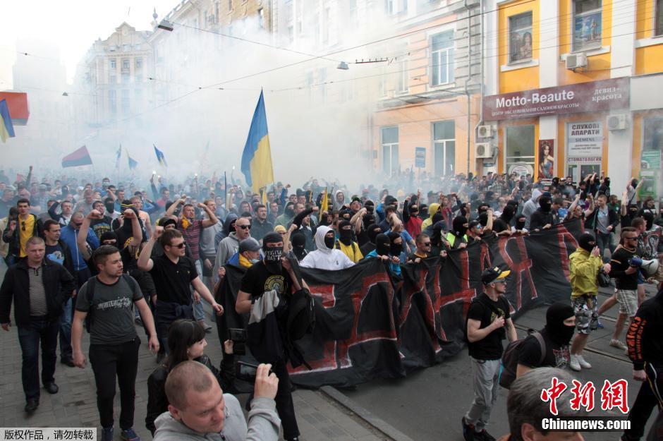 當(dāng)?shù)貢r(shí)間4月28日，烏克蘭哈爾科夫，親歐民眾和親俄民眾在街頭示威時(shí)發(fā)生大規(guī)模沖突。