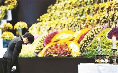 4月29日，韓國總統(tǒng)樸槿惠為“歲月”號沉沒客輪死難者默哀圖片/IC
