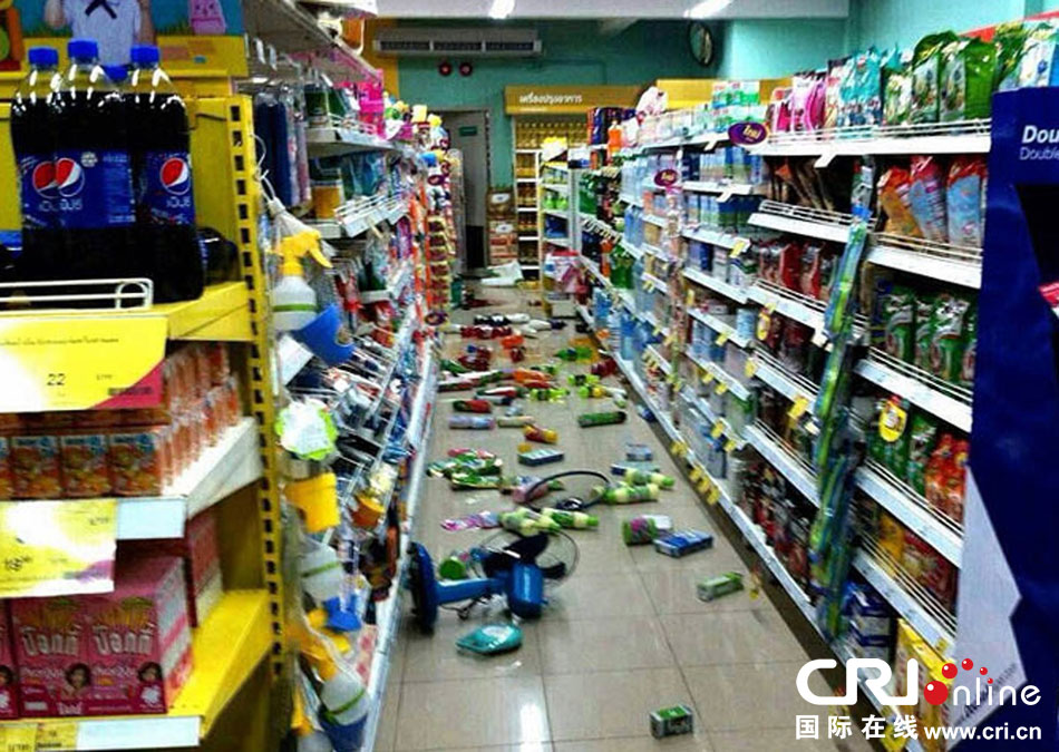 　當(dāng)?shù)貢r(shí)間2014年5月5日，泰國清萊，超市貨架上的商品散落一地。