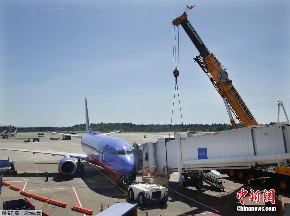 美機(jī)場一登機(jī)廊橋突然塌陷 乘客幸運逃生