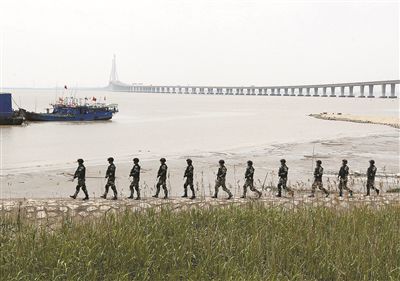 上海加強(qiáng)安保工作，警方在長(zhǎng)江沿岸巡邏