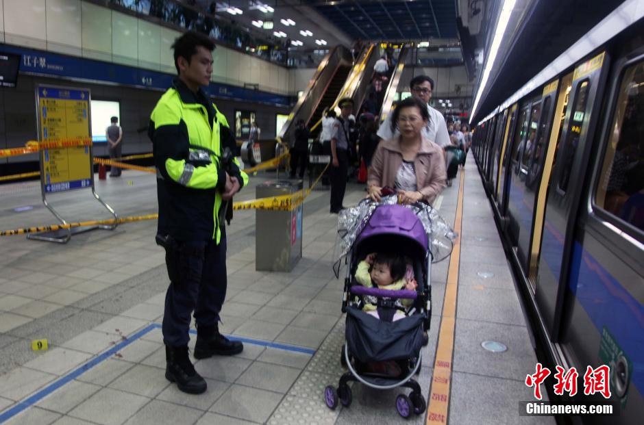 圖為新北市警察在現(xiàn)場(chǎng)勘查。中新社發(fā) 劉舒凌 攝