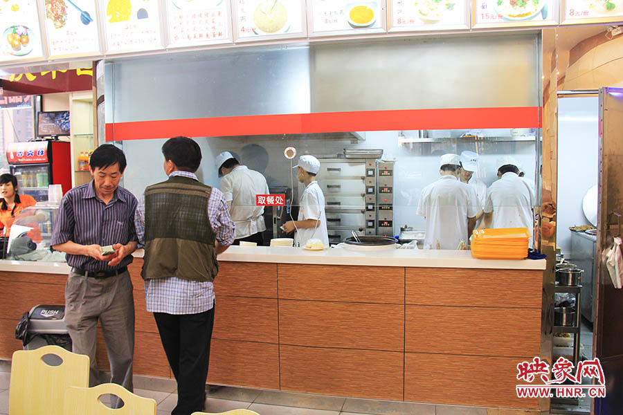 店面仍處于“試營業(yè)”狀態(tài),后廚的設備嶄新,看起來還算整潔。