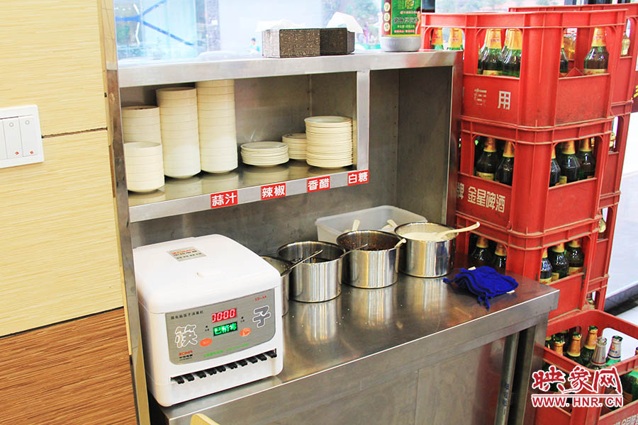 調料、小碟、餐具也都被放在另一張單獨的桌子上,需要用餐者“自助”。