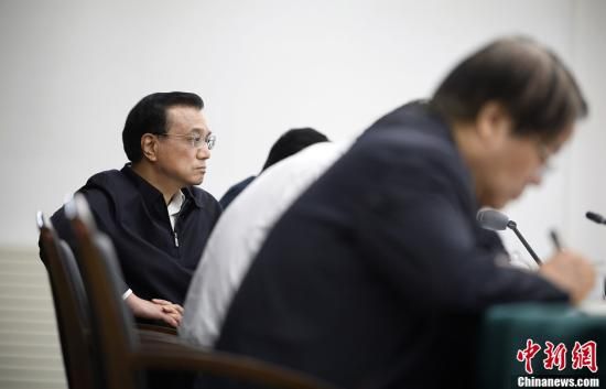 李克強(qiáng)在赤峰主持召開部分企業(yè)與金融機(jī)構(gòu)負(fù)責(zé)人座談會(huì)。