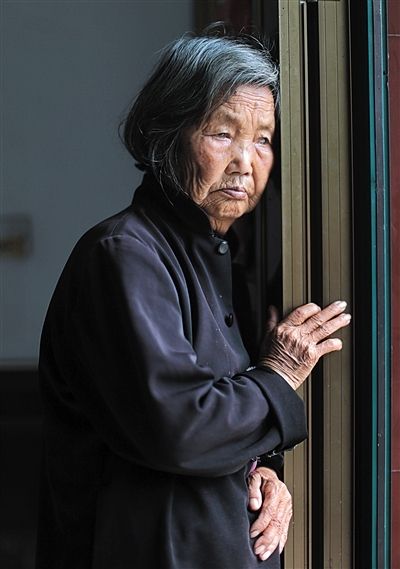 為了能“睡棺木”土葬，潘秀英四次喝農(nóng)藥自殺，后被搶救過(guò)來(lái)。