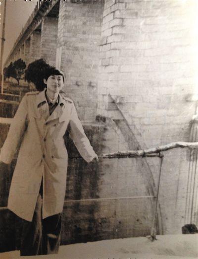 1995年，于英生在蚌埠淮河閘上留影。