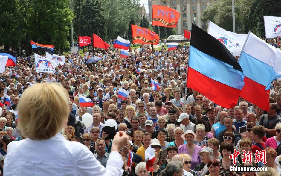 頓涅茨克市民眾要求"頓涅茨克人民共和國"加入俄羅斯 頓涅茨克市民眾要求"頓涅茨克人民共和國"加入俄羅斯