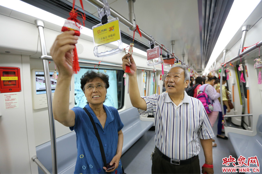 濃濃的端午文化吸引了不少老年人前來乘坐地鐵。