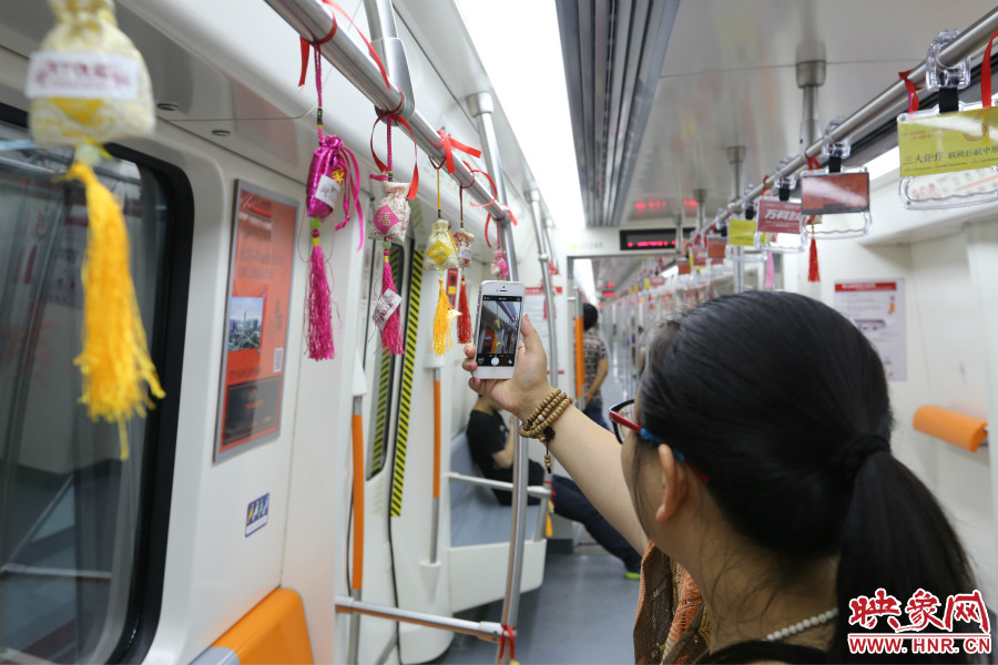 濃濃端午節(jié)氛圍的龍舟模型。