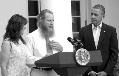 美國總統(tǒng)奧巴馬和伯格達爾的父母共同出席新聞發(fā)布會。圖/CFP