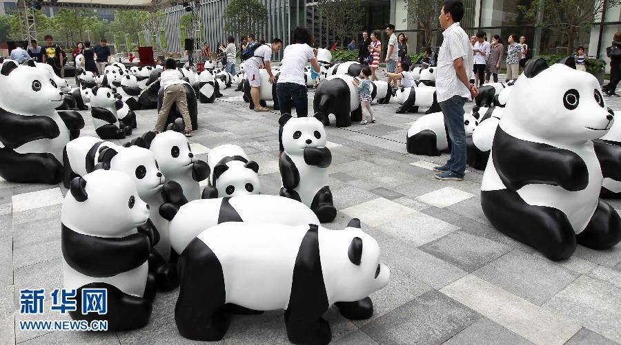 6月2日在上海街頭拍攝的大熊貓模型。