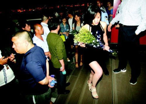 血案發(fā)生幾天來，很多招遠(yuǎn)市民自發(fā)送來鮮花，悼念逝者。本報(bào)記者趙金陽見習(xí)記者呂奇攝