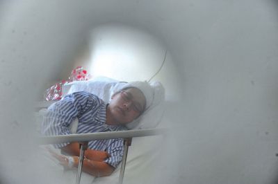 　6月3日，被打的值班醫(yī)生在病房接受治療。新華社發(fā)