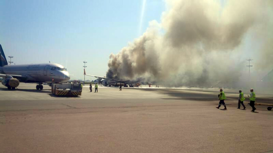 俄羅斯一架客機(jī)在機(jī)場(chǎng)著火損毀 俄羅斯一架客機(jī)在機(jī)場(chǎng)著火損毀