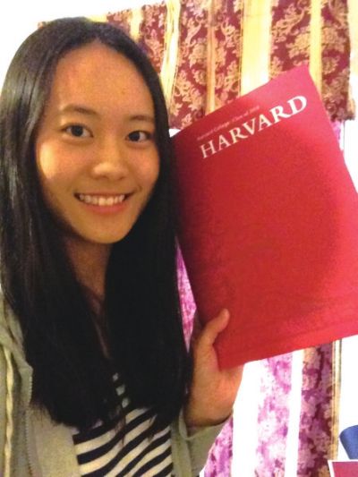 一米七二的身高，小麥色的皮膚，長(zhǎng)發(fā)近乎及腰，灰色的連衣裙，當(dāng)“美范兒”十足的張媛琦出現(xiàn)在記者面前時(shí)，記者很難想象如此成熟的她才只有19歲。