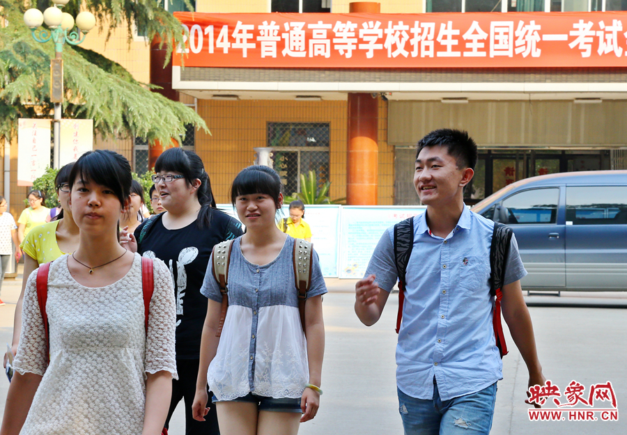 最后一門考試結(jié)束后，考生們一臉輕松的走出考場(chǎng)