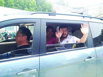 孫正龍和妻子、家人，揮手和醫(yī)護(hù)人員告別。張凌飛