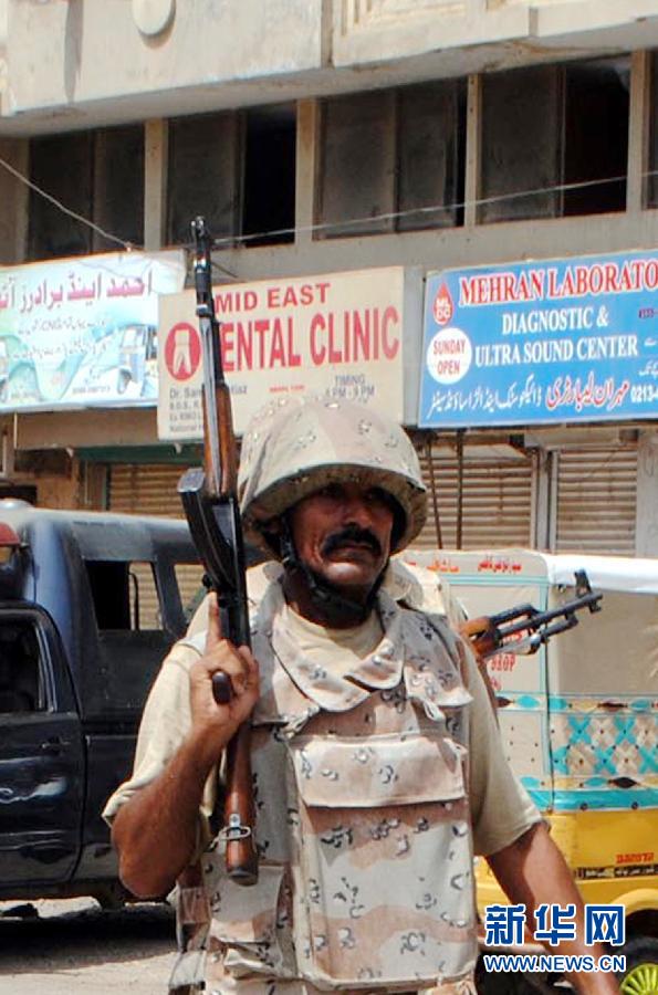 6月10日，在巴基斯坦南部城市卡拉奇真納國(guó)際機(jī)場(chǎng)附近，安全人員在街頭警戒。