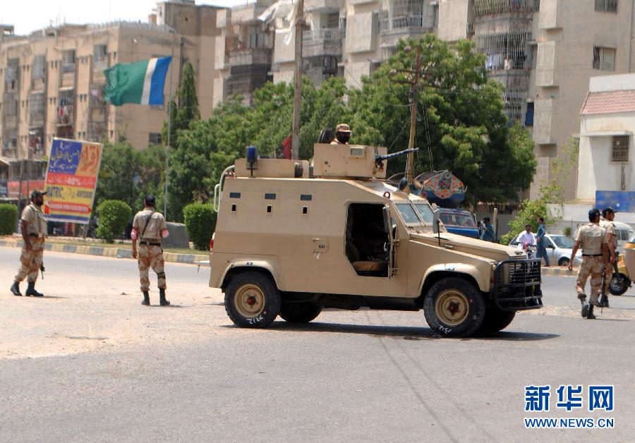 6月10日，在巴基斯坦南部城市卡拉奇真納國(guó)際機(jī)場(chǎng)附近，安全人員在街頭警戒。