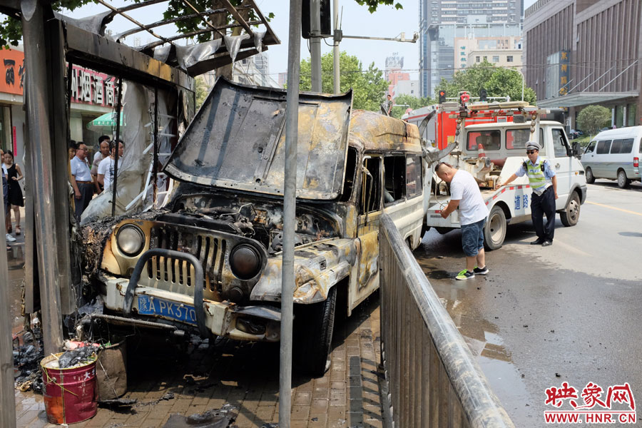 吉普車燒毀嚴重，基本報廢。