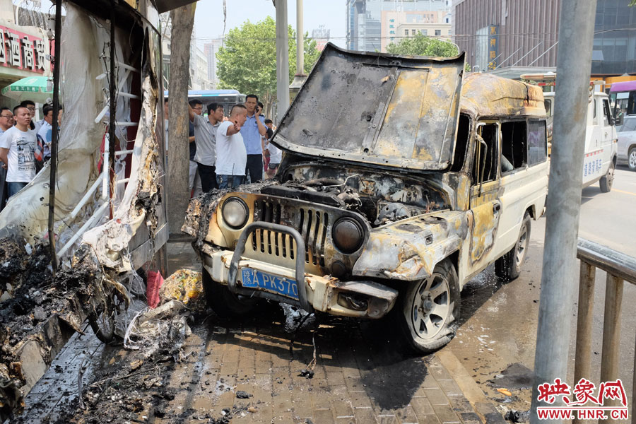 火災撲滅后，交警部門將車進行拖離。