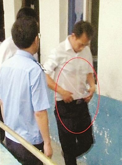 被潑灑汽油的鎮(zhèn)黨委副書記王林華走出現場