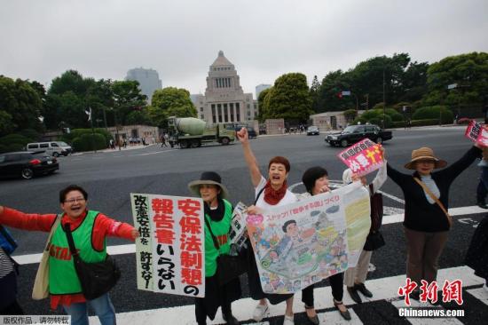 當?shù)貢r間5月13日，日本示威者在位于東京的國會議事堂外高喊口號，反對日本政府計劃修憲以解禁自衛(wèi)權。