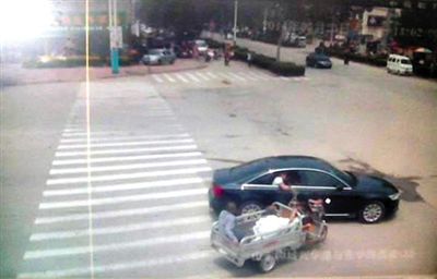 23日中午，陳母被突然噴毒。新京報(bào)記者 王瑞鋒 攝