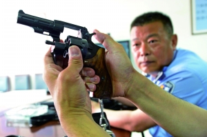 出發(fā)前,認真檢查槍械。