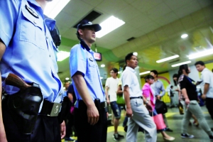 地鐵內(nèi),攜槍巡邏。