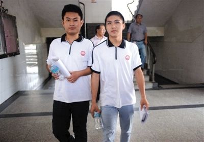 昨日下午5時,江西宜春“奪刀少年”柳艷兵和易政勇順利完成單獨高考,走出考場。