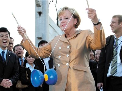 2007年8月27日，北京，默克爾正在玩扯鈴。