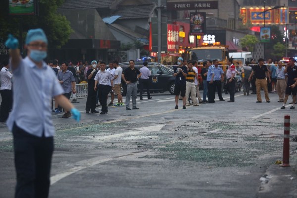 　圖為醫(yī)護人員到現(xiàn)場救援。